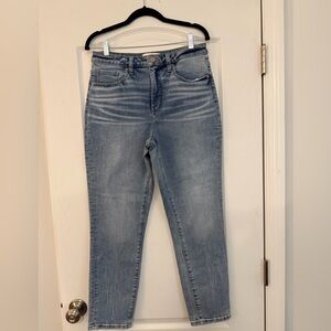BKE Ellie Mom Jeans size 28 light wash denim